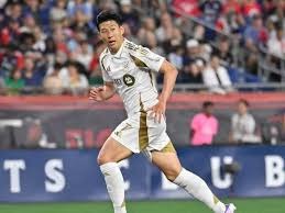 曼城凭借德布劳内任意球绝杀重返英超榜首